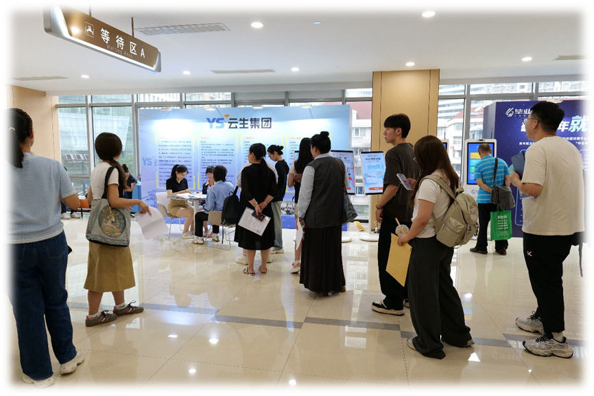 汇聚英才 引领未来 | 亿佰达科技携AI智能体亮相2025年夏季留学回国人员专场招聘会